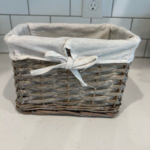 Farmhouse lined woven basket